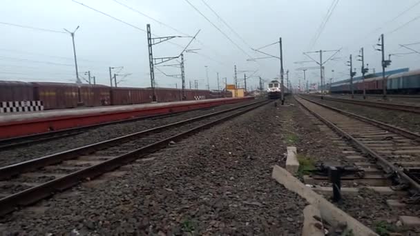 Kolkata Rajdhni 12301 Howrah Csomópont Delhibe Nagysebességű Vasúti Pályán Közlekedő — Stock videók