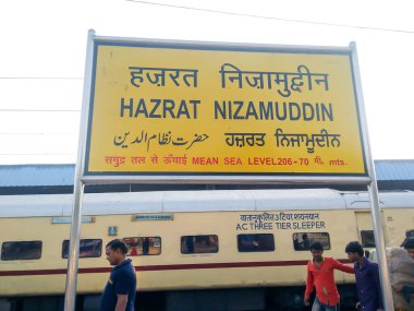 Hazrat Nizamuddin tren istasyonu Hint Demiryolları 'nın Kuzey Delhi Bölgesi' ndeki Güney Delhi tren istasyonu Yeni Delhi Tren İstasyonu 'ndaki sıkışıklığı azaltmak için geliştirildi. Hindistan Ağustos 2019