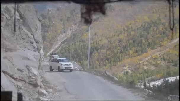 Carro Estrada Montanha Alta Altitude Ultrapassando Colinas Voltas Complicadas Duas — Vídeo de Stock