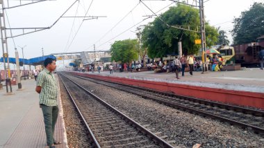 Dankuni, Howrah-Bardhaman akorunda yer alan ve Hindistan 'ın Batı Bengal eyaletinin Hooghly ilçesinde yer alan bir demiryolu bağlantı istasyonudur. Howrah ve Sealdah ile bağlantılı. Birçok yolcu ve ekspres tren burada hizmet verir. Hindistan Güney Asya Pac N