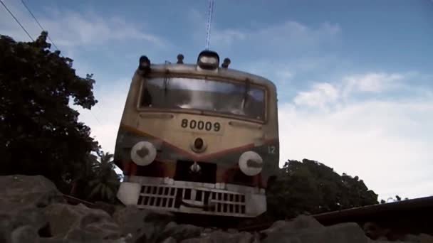 Tåg Kör Skott Underifrån Lokala Tåget Tåget Avfyras Underifrån Fantastiskt — Stockvideo