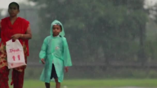 Ein Schüler Der Regen Regenmantel Läuft Ein Regentag Der City — Stockvideo