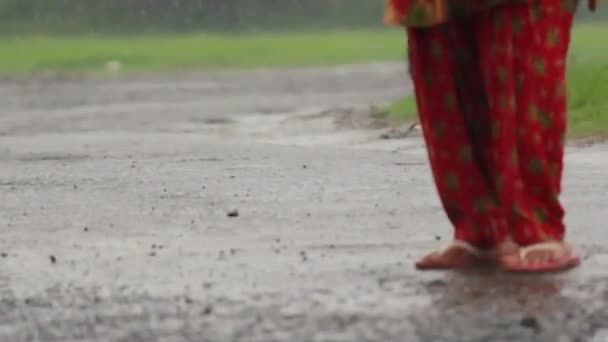 雨の中を歩く学校の学生の足を閉じてください シティストリートでの雨の日 モンスーンシーズン アスファルトの道路に降る雨の滴 雨の日の背景 — ストック動画
