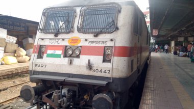 Tughlakabad treni Hint tren istasyonunda. Kuzey Demiryolu tarafından işletilen Kanpur Tundla Agra Delhi hattında çalışır. Tughlakabad tren istasyonu her gün yaklaşık 33.000 yolcuya hizmet veriyor. Delhi Hindistan Güney Asya Pac Mayıs 2019.