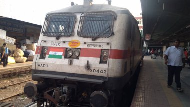 Tughlakabad treni Hint tren istasyonunda. Kuzey Demiryolu tarafından işletilen Kanpur Tundla Agra Delhi hattında çalışır. Tughlakabad tren istasyonu her gün yaklaşık 33.000 yolcuya hizmet veriyor. Delhi Hindistan Güney Asya Pac Mayıs 2019.