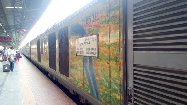 Vysokorychlostní Vlak Duronto Express Jízdy Indických Drah Charakteristické Žlutozelené Livreje — Stock fotografie