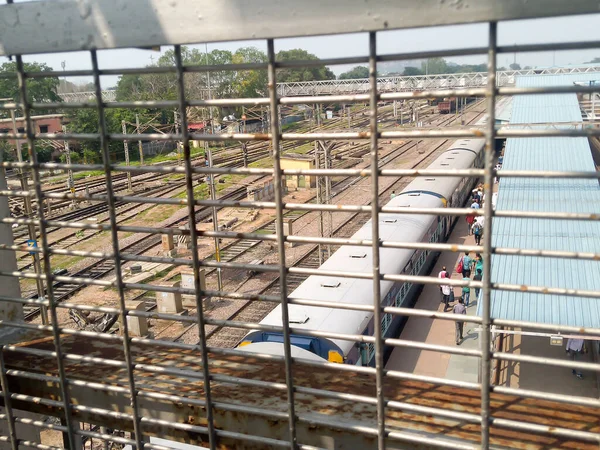 Widok Dworca Kolejowego Przez Konstrukcję Ramy Metalowej Ramą Przestrzenną Dachu — Zdjęcie stockowe
