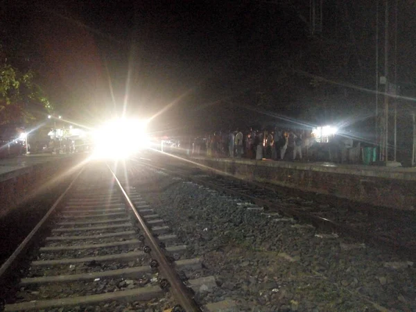 Τρένο Σταμάτησε Στον Άδειο Σιδηροδρομικό Σταθμό Νύχτα Ινδικό Σιδηροδρομικό Σταθμούς — Φωτογραφία Αρχείου