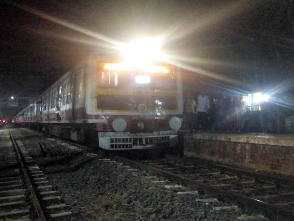 Vlak Noci Zastavil Prázdném Nádraží Indické Železniční Stanice Nástupiště Vypadají — Stock fotografie