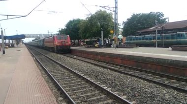 Yüksek hızlı Shaktipunj Ekspres Treni Hint demiryolunun 11447 / 11447 numaralı treni Suburban Tren İstasyonu Junction Platformu 'nu geçiyor. Howrah Kolkata Hindistan Güney Asya Pac Mayıs 2020