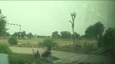 Pencere kenarı manzarasında güzel bir Hint treni yolculuğu. Gatimaan Ekspresi 'nde saatte 160 km hızla koşarken dışarıdaki tren penceresine bakıyorsun..