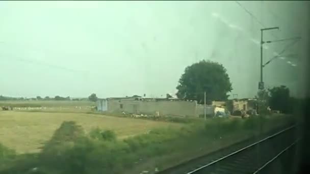 Krásná indická cesta vlakem přes okno Seat View. Při pohledu ven z okna vlaku v Gatimaan Express běží rychlostí 160 km / h.