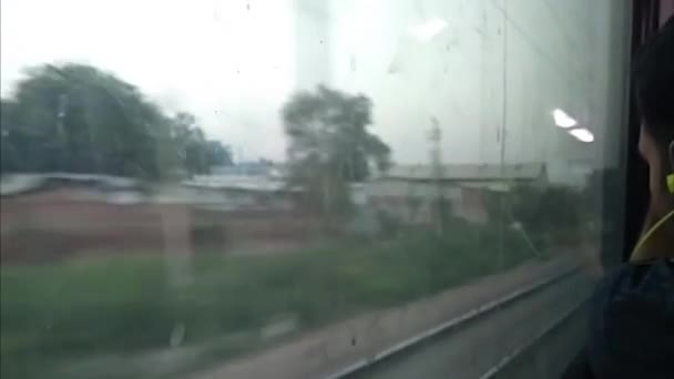 Prachtige Indiase Treinreis Door Het Raamzitje Kijken Naar Buiten Treinraam — Stockvideo