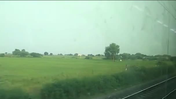 美丽的印度火车通过窗口座位视图旅行 坐在加铁门快车内 以160公里 小时的速度从车厢外望去 — 图库视频影像