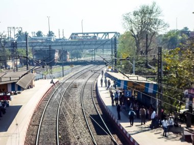 Bally İstasyonu Junction Platformu alanı. Ariel Peyzaj Manzarası. Bally, Howrah Bardhaman ana hattında bulunan Kolkata Suburban tren istasyonu. Bally Hindistan Mayıs 2019