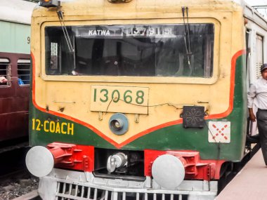 Yolcu treni Katwa Junction İstasyonu Platformu 'nda duruyor. Katwa Bandel-Katwa hattında bir Kolkata Suburban Junction İstasyonu 'dur. Katwa Purba Bardhaman Batı Bengal Hindistan Mayıs 2019