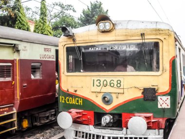 Yolcu treni Katwa Junction İstasyonu Platformu 'nda duruyor. Katwa Bandel-Katwa hattında bir Kolkata Suburban Junction İstasyonu 'dur. Katwa Purba Bardhaman Batı Bengal Hindistan Mayıs 2019