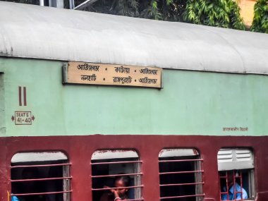 Katwa Tren İstasyonu Junction Platformu 'ndaki Yolcu Treni' nde iç çekme tahtası. Katwa Purba Bardhaman Batı Bengal Hindistan Mayıs 2019