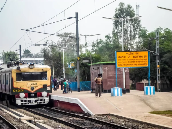 Passenger Train Stops Katwa Junction Railway Station Platform Katwa Kolkata — Stock Photo, Image