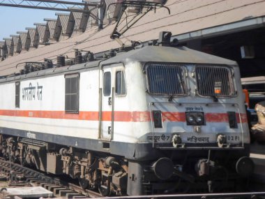Bir yolcu vagonunda yazılı olan Hint Demiryolu Adı (Bhartiya rail). Hint demiryolu dünyanın en büyük dördüncü demiryolu ağıdır ve tüm güzergahlar elektrik akımıyla çekilir. Howrah Hindistan Mayıs 2019