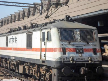 Bir yolcu vagonunda yazılı olan Hint Demiryolu Adı (Bhartiya rail). Hint demiryolu dünyanın en büyük dördüncü demiryolu ağıdır ve tüm güzergahlar elektrik akımıyla çekilir. Howrah Hindistan Mayıs 2019