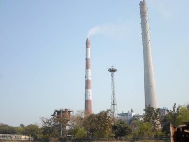 Fabrika bacası, endüstriyel bacalar, uzun endüstriyel fabrika bacaları Kolkata Batı Bengal Hindistan Güney Asya Pasifik 'in Ganj nehir kenarındaki jute mill sanayii bacaları.