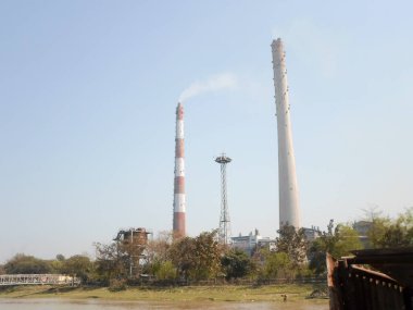 Fabrika bacası, endüstriyel bacalar, uzun endüstriyel fabrika bacaları Kolkata Batı Bengal Hindistan Güney Asya Pasifik 'in Ganj nehir kenarındaki jute mill sanayii bacaları.