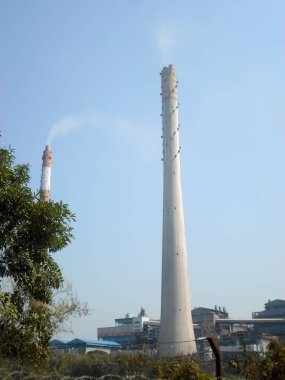 Fabrika bacası, endüstriyel bacalar, uzun endüstriyel fabrika bacaları Kolkata Batı Bengal Hindistan Güney Asya Pasifik 'in Ganj nehir kenarındaki jute mill sanayii bacaları.