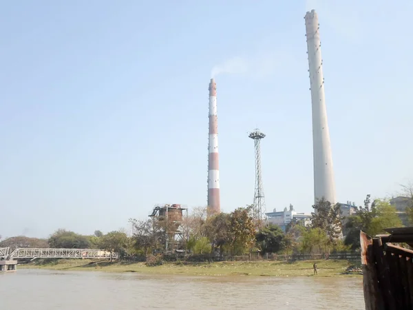 工場の煙突 工業用煙煙突 コルカタ西ベンガル州のガンジス川河川敷での工業用煙突の煙台南アジア太平洋 — ストック写真