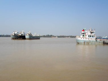 Ganga Nehri 'ndeki konteyner gemisi. Kalküta Limanı ve Haldia Limanı 'ndaki Deniz Kargo Gemileri Kolkata' dan Bangladeş 'e ticari nakliye için. Hooghly Nehri Batı Bengal, Hindistan Güney Asya Pac Mayıs 2020
