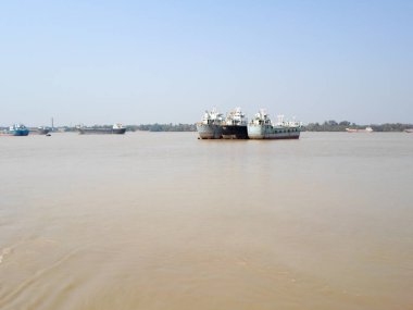 Ganga Nehri 'ndeki konteyner gemisi. Kalküta Limanı ve Haldia Limanı 'ndaki Deniz Kargo Gemileri Kolkata' dan Bangladeş 'e ticari nakliye için. Hooghly Nehri Batı Bengal, Hindistan Güney Asya Pac Mayıs 2020