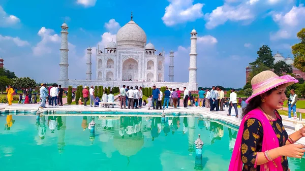 Vista Frontale Taj Mahal Con Stagno Fontana Primo Piano Nella — Foto Stock