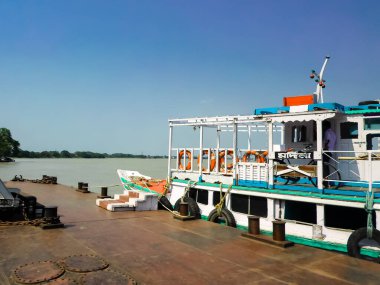 Kolkata şehrinden feribot servisini WBTC 'nin Budge Budge Budge Ferry Feribot Servisi' ne Ganga ya da Ganj nehri üzerindeki Batı Bengal Nakliye Şirketi 'ne gönderin. Kolkata, Hindistan, Asya, Aralık 2020