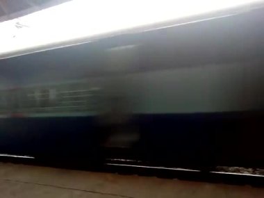 Yüksek hız Rajya Rani Ekspres Şehirlerarası Trenler Hint tren yolu banliyö tren istasyonu kavşağından geçiyor. Kolkata Hindistan Güney Asya Pac Mayıs 2019