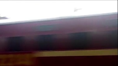 Yüksek hız Rajya Rani Ekspres Şehirlerarası Trenler Hint tren yolu banliyö tren istasyonu kavşağından geçiyor. Kolkata Hindistan Güney Asya Pac Mayıs 2019