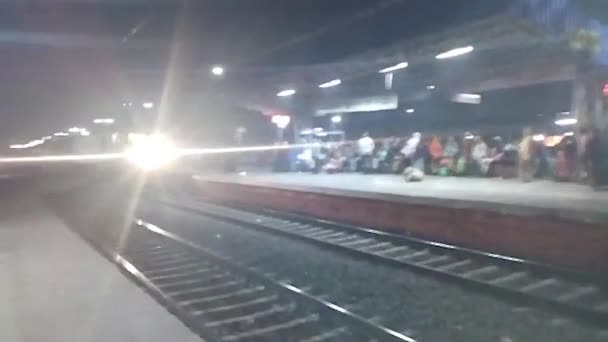 高速超高速アニビナエクスプレス都市間列車インド鉄道の急行列車郊外鉄道駅ジャンクションプラットフォームを通過します コルカタインド南アジア太平洋2019年5月 — ストック動画