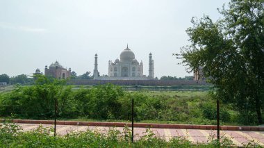 Tac Mahal dünyanın yedi harikası. Taj Maha 'nın farklı bir manzarası var. Önünde yemyeşil alanlar var. Fotoğraf: Agra Fort, Güney Asya Pac India. 15 Ağustos 2019