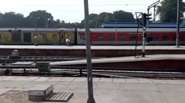 Yeni Delhi tren istasyonu tren frekansı ve yolcu taşımacılığı açısından ülkenin en işlek tren istasyonu. Yeni Delhi Hindistan 15 Ağustos 2019
