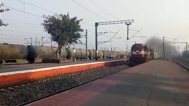 Yüksek hız süper hızlı Howrah Njp Shatabdi Ekspresi (Hint Demiryolları tarafından işletilen hızlı yolcu trenleri) Hint tren istasyonundan geçiyor. Yeni Delhi Hindistan 15 Ağustos 2019