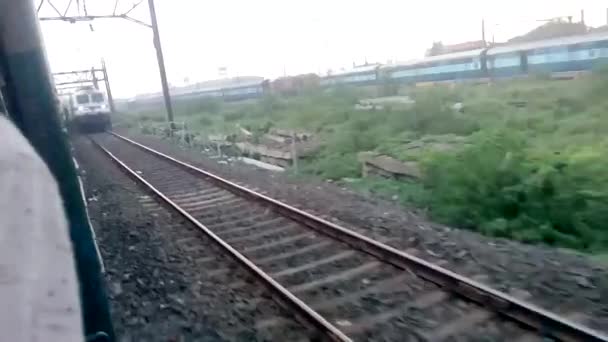 Supersnabb Rajdhani Express Tåg Passerar Lokal Passagerare Tåg Tävla Med — Stockvideo