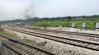 Dışarıya bakıyorum. Tren penceresi manzarası. Kasetten geçen yerel tren. Tecritten sonra tren yolculuğu. Hint demiryolu Kuzeydoğu Sınır Bölgesi. Aluabari Yolu Kavşağı, Batı Bengal Hindistan Asya Pac