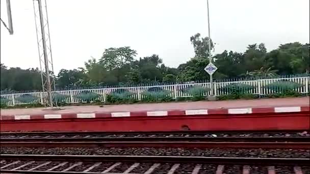 窓の外を見て 車窓からの眺め 地元の電車が動画で通過します ロックダウン後の鉄道の旅 インドの鉄道北東部国境地帯 インドの西ベンガル州 — ストック動画