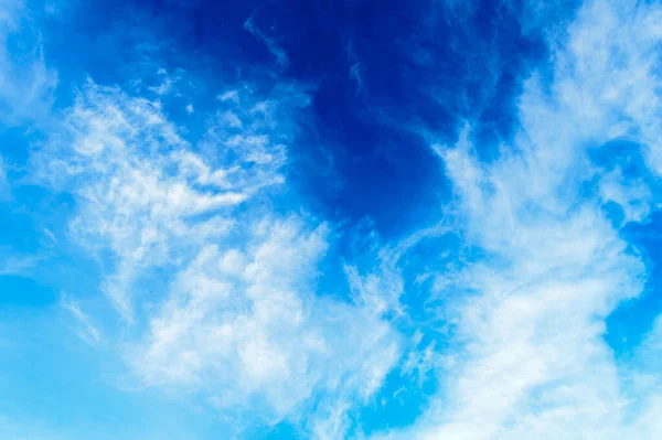 구름처럼 하늘은 극적으로 구름이 떠다니는 배경으로 텍스처 — 스톡 사진