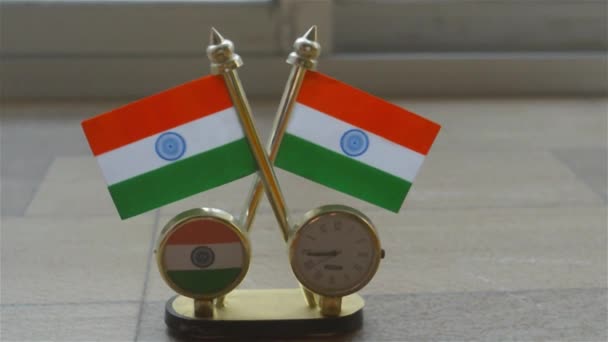 インディアンの旗時計 インドの国旗とテーブルクロックの旗 楕円形の形をしたゴールデンクロックでフラグ車のダッシュボードデスクオフィステーブルの装飾に便利なスタンド ホームディスプレイの使用とギフトオブジェクト — ストック動画