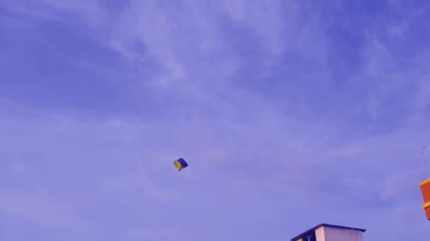 风筝在空中飞舞 带着蓝天和白云的风筝 在加尔各答Vishwakarma Puja前夕拍摄的录像 低天使视图 运动模糊 — 图库视频影像