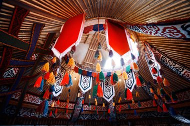 Shanyrak, yurdun üst kısmı. Göçebe dekorasyonunun geleneksel ulusal unsurları. Nakış ve eski göçebelerin desenleri
