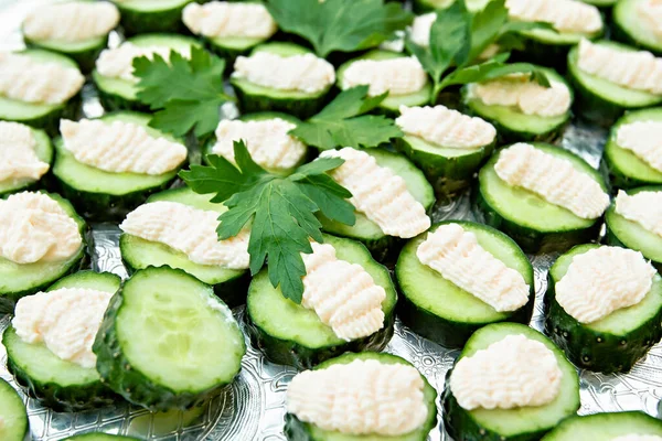 Appetizers Slices Fresh Cucumbers Cream Cheese Sauce Sprigs Parsley Lying — Stock Photo, Image