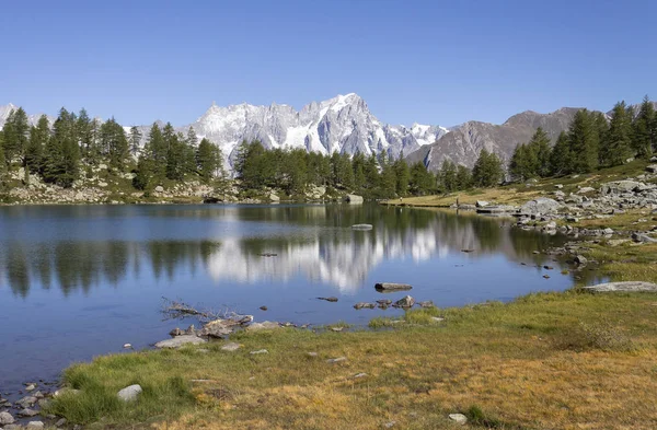 Lago Maravilhoso Com Montanhas Refletidas — Fotografia de Stock