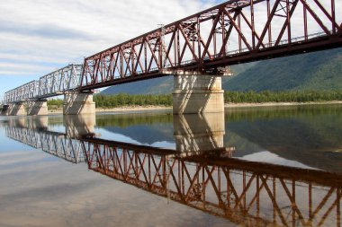 Nehrin üzerindeki demiryolu köprüsü