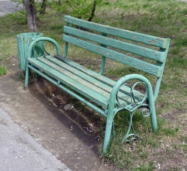 Şehir parkındaki eski ahşap bank.